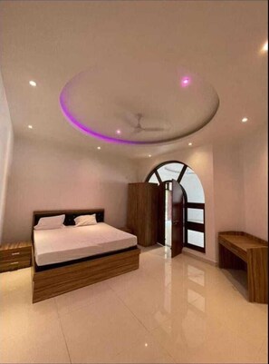 1 bedroom, iron/ironing board, WiFi, bed sheets - it is freely for living with her/his family and parking and room size is big. (Prayagraj)