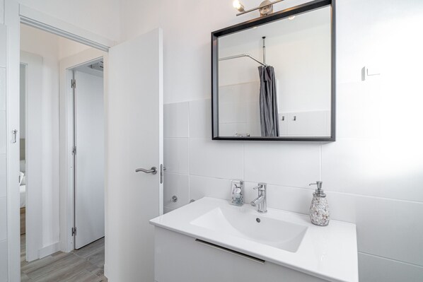 Een douche, een haardroger, handdoeken