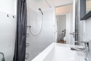 Een douche, een haardroger, handdoeken