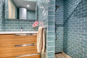 Shower, hair dryer, towels - ELISA: Cozy apartment with pool and sea views (L'Escala)