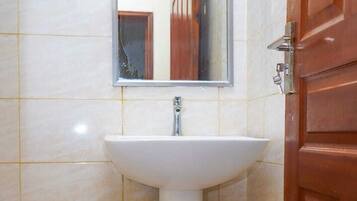 Shower, free toiletries, slippers, bidet