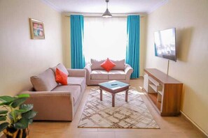 Business appartement | Woonruimte | Een 24-inch smart-tv met satellietzenders