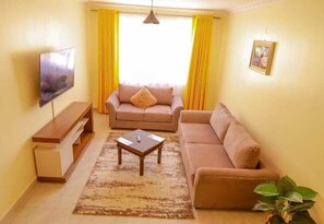 Business appartement | Woonruimte | Een 24-inch smart-tv met satellietzenders