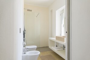 Basic Villa | Bathroom | Shower, free toiletries, hair dryer, bidet - Villa La Guaceta by Wonderful Italy (Carovigno)