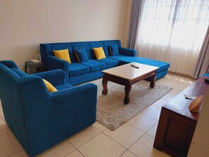 Departamento Confort | Área de sala de estar | Smart TV de 24 pulgadas con canales digitales
