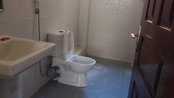 Douche, articles de toilette gratuits, chaussons, bidet