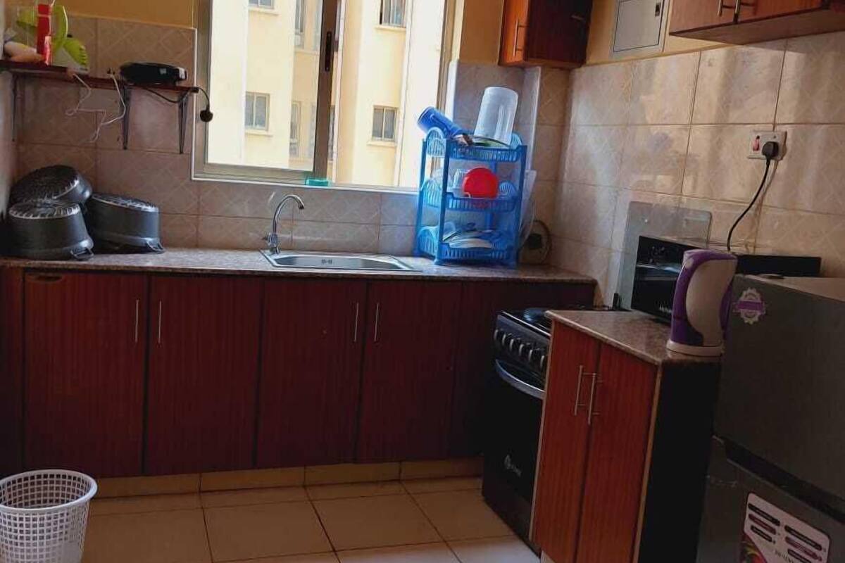 Exclusief appartement | Privékeuken | Een koelkast, een magnetron, kookgerei, borden en bestek