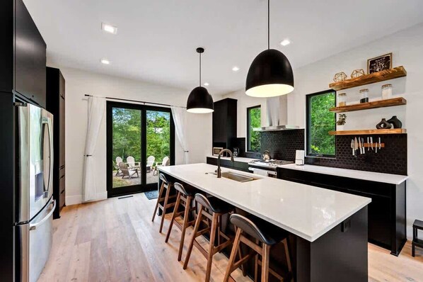 Kjøleskap, mikrobølgeovn, ovn og kokeplater