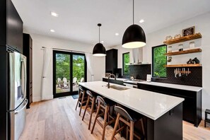 Frigorífico, microondas, horno y placa de cocina