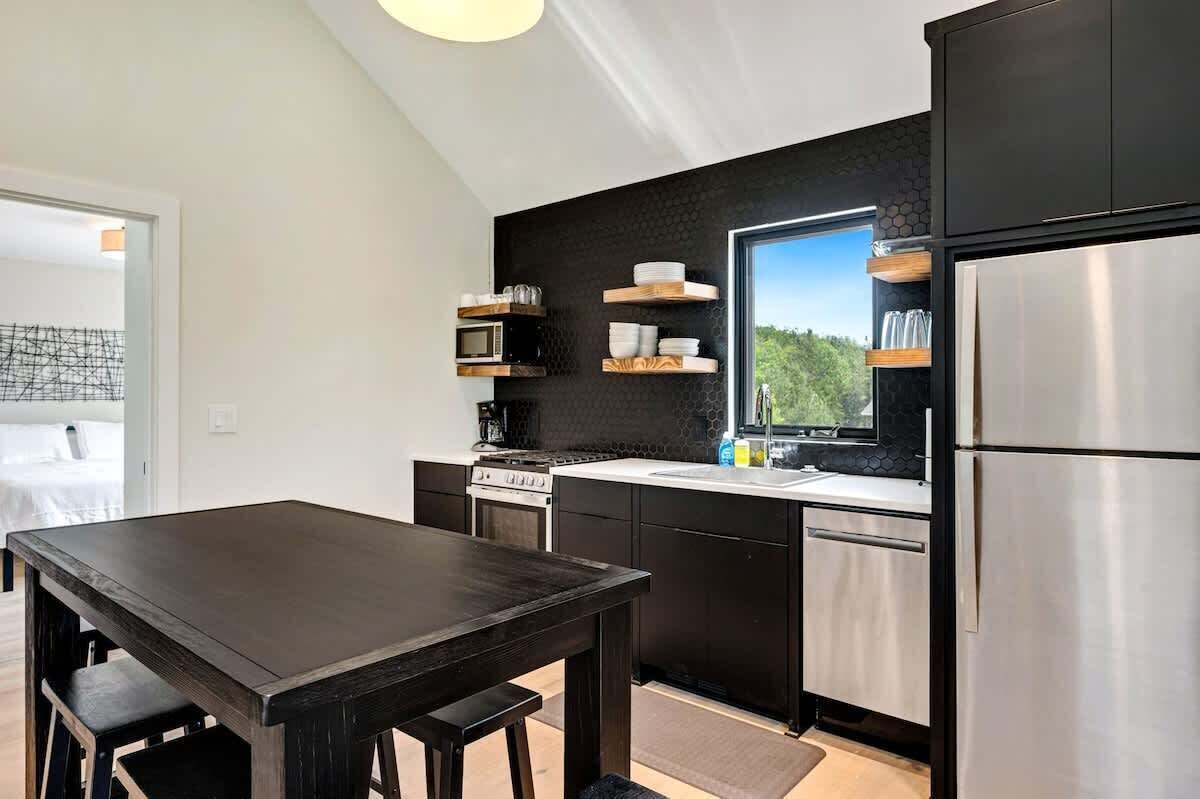 Réfrigérateur, micro-ondes, four, plaque de cuisson