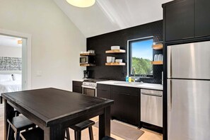 Jääkaappi, mikroaaltouuni, uuni, liesi