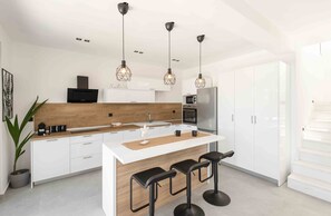 Deluxe-villa | Privat køkken | Køleskab/fryser i fuld størrelse, mikrobølgeovn, ovn, espressomaskine