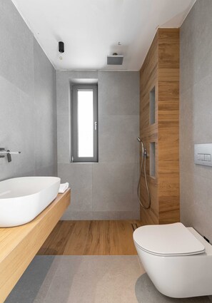 Deluxe Villa | Bathroom | Shower, hair dryer, towels, soap