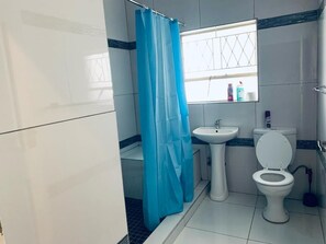 Deluxe Room, 3 Single Beds, Balcony | Bathroom