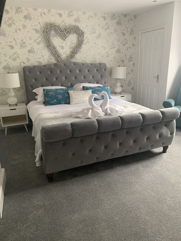 1 غرفة نوم وطراز فريد لكل وحدة وملاءات أسرّة