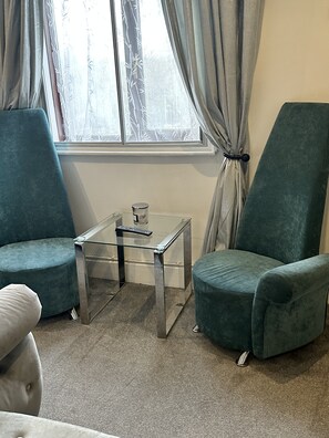 1 غرفة نوم وطراز فريد لكل وحدة وملاءات أسرّة