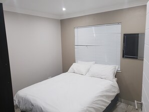 3 bedrooms, iron/ironing board, free WiFi - Semeni Asante Apartment (Johannesburg South)