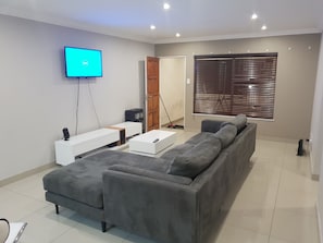 Comfort Apartment | Living area - Semeni Asante Apartment (Johannesburg South)