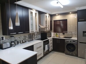 Private kitchen - Semeni Asante Apartment (Johannesburg South)