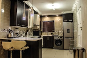 Comfort Apartment | Living area - Semeni Asante Apartment (Johannesburg South)