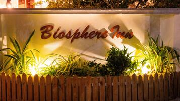 Vista frontal de la propiedad