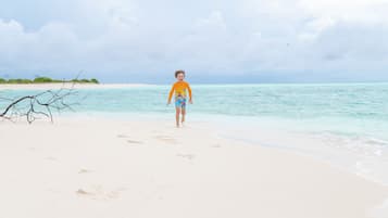 Playa privada en los alrededores, arena blanca
