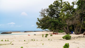 Playa privada en los alrededores, arena blanca
