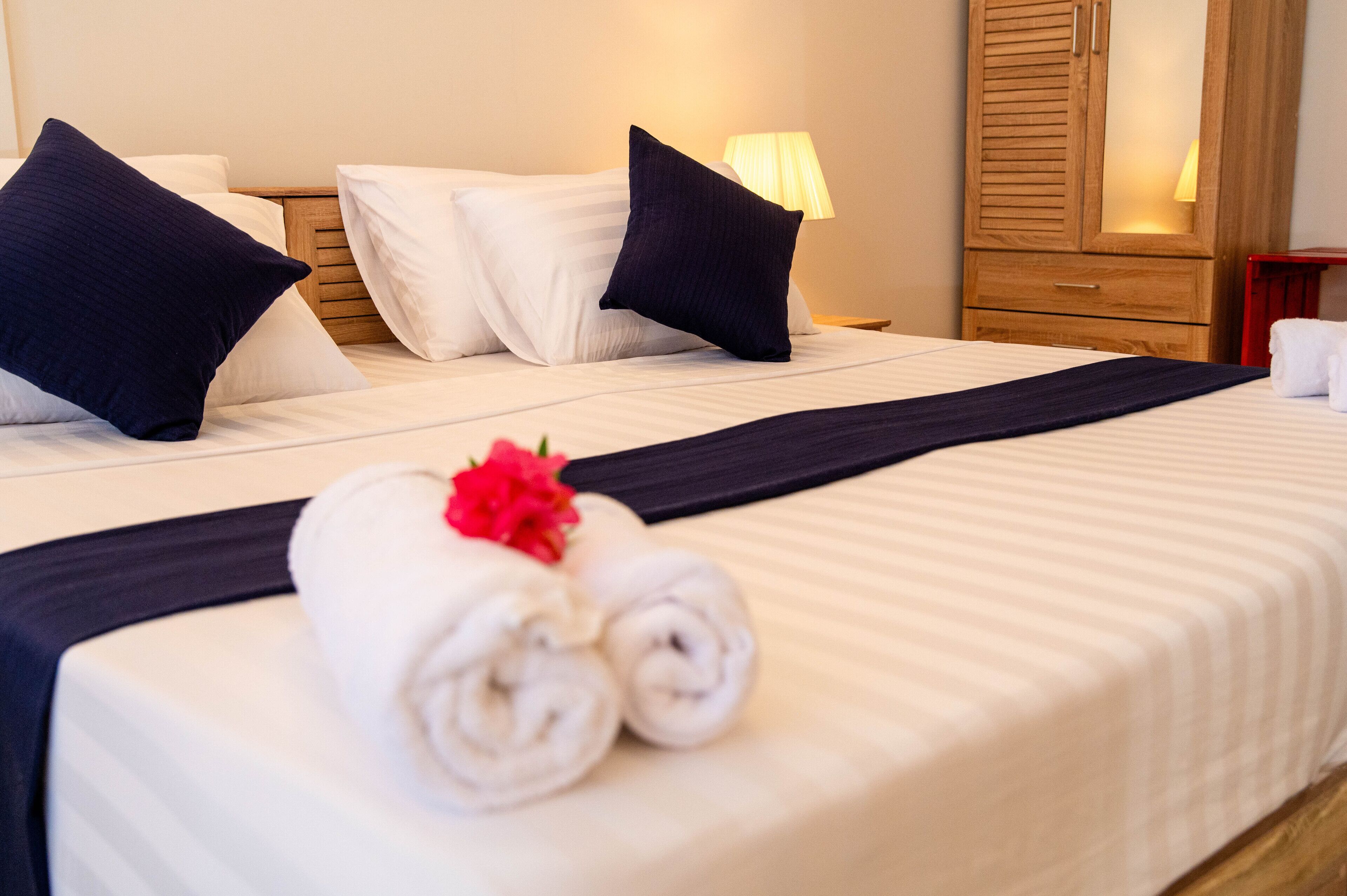 Habitación Deluxe con 1 cama matrimonial o 2 individuales | Muebles diferentes, escritorio, cortinas blackout y insonorización 