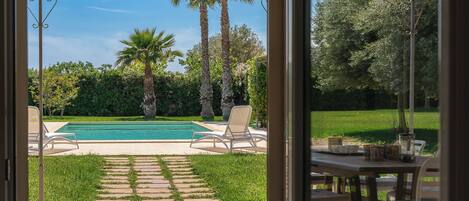 Basic-Villa | Wohnbereich | 35-Zoll-Fernseher mit Digitalempfang