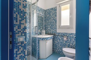 Basic Villa | Bathroom | Shower, hair dryer, bidet, towels - Villa Bouganville by Wonderful Italy (Syracuse)