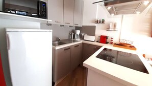 Una cucina moderna con forno a microonde, macchina del caffè e tostapane.