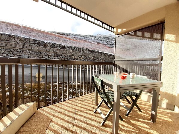 Outdoor dining - T2 6 Pax, balcony, equipped kitchen, ski locker, 1700m, Saint-Lary (Saint-Lary-Soulan)