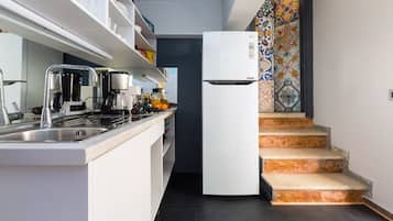 Refrigerador, placa de cocina, cafetera expreso, cafetera/tetera
