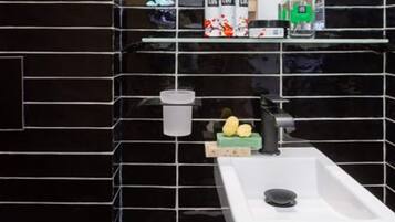 Economy Double Room | Bathroom | Shower, designer toiletries, hair dryer, towels