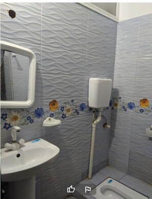 Deluxe Double Room | Bathroom | Shower, designer toiletries, towels, soap