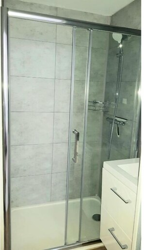 Toallas, jabón, papel de baño 