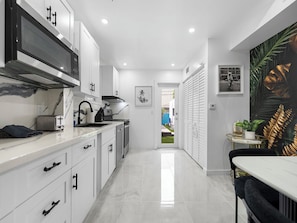 Refrigerador, microondas, horno y parrilla de estufa