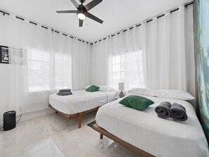 5 habitaciones, tabla de planchar con plancha y cuna de viaje