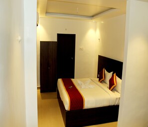 1 bedroom, Egyptian cotton sheets, premium bedding, desk