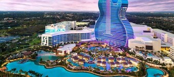 Luxury Villa Azure with Heated Pool 20min to Beach