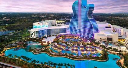 Luxury Villa Azure with Heated Pool 20min to Beach