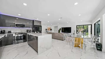 Geladeira, micro-ondas, fogão, cooktop