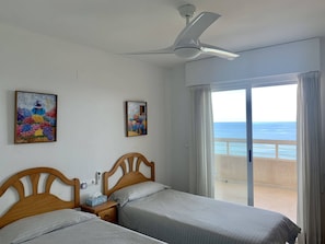 1 habitación, tabla de planchar con plancha y cuna de viaje 