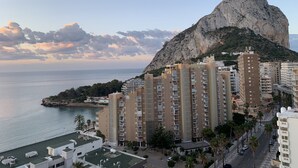 A coastal residential area with high-rise buildings, a prominent rocky cliff, and a view of the sea. - Stunning views over the sea + parking. TOP (Calpe)