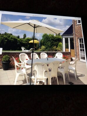 Outdoor dining - Chambre Chez Lhabitant et Colocation Proche de Toutes Commodités et gra (Chapelle-lez-Herlaimont)