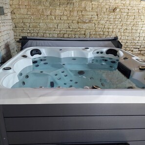 Bain à remous extérieur
