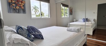 Townsville Apartments And Homes On Bundock - 4 Bed - 4 bedroom House in Belgian Gardens