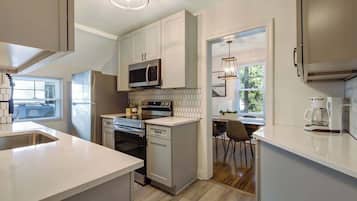 Frigorífico, microondas, horno y placa de cocina