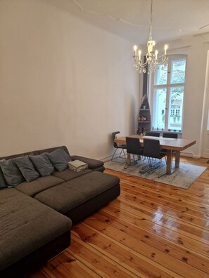 32-inch LCD TV with cable channels, fireplace - Family Apartment Charlottenburg (Berlin)