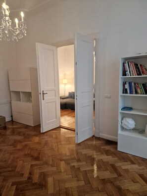 3 bedrooms, free WiFi, bed sheets - Family Apartment Charlottenburg (Berlin)